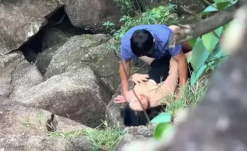 Đi du lịch với công ty mà em đồng nghiệp lén lút chịch bên bờ suối - sevtrb.sbs