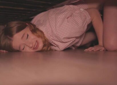 Chịch nát lồn chị kế đang mắc kệt dưới gầm giường - sevtrb.sbs